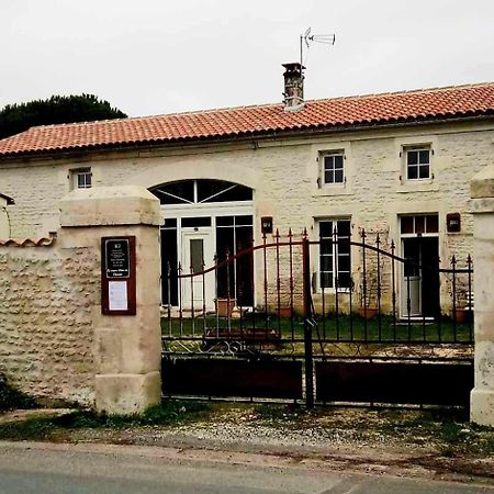 La Maison D'Hotes Des Charentes Les Touches-de-Perigny Exterior photo